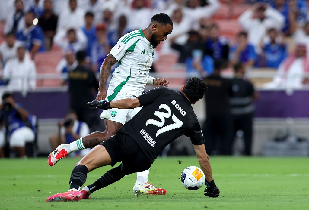 بالصور.. بونو يشتبك مع لاعب الأهلي