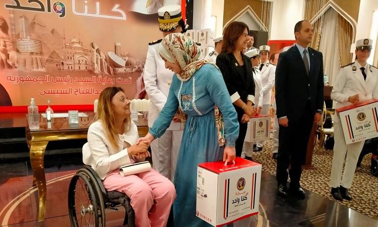 بالصور.. توزيع ماكينات خياطة على 30 سيدة من ذوات الإعاقة السمعية