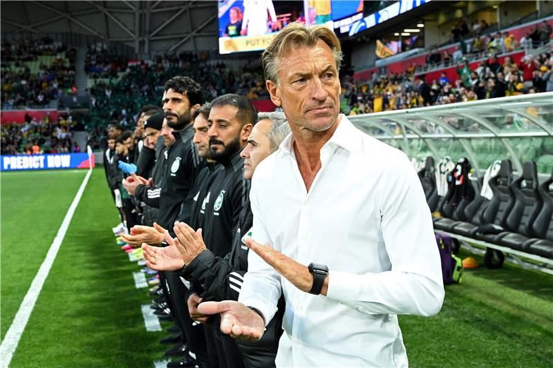بالصور: رينارد يراقب نجوم الهلال والخليج