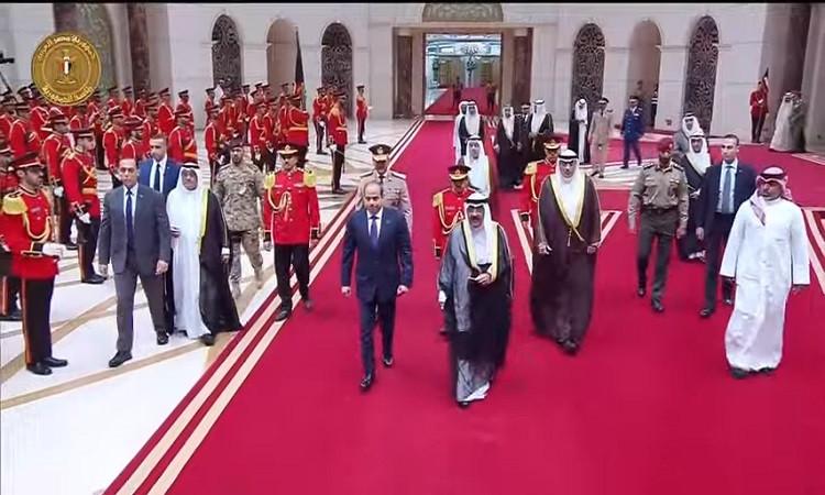 بالفيديو.. الرئيس السيسي يصل إلى قصر بيان والمدفعية تطلق 21 طلقة ترحيبا به