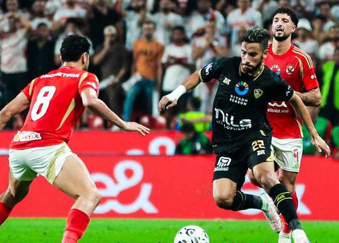 بعد تتويجه ببطولة كأس مصر لرجال اليد.. مقارنة بين بطولات الأهلي والزمالك في القدم والصالات 
