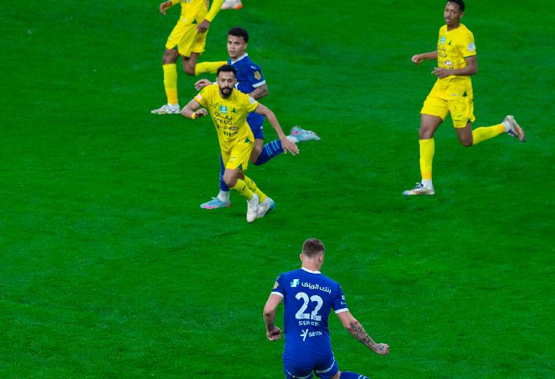 بعد صيام جولتين.. الهلال يعود لسكة الانتصارات من بوابة الخليج في الدوري السعودي