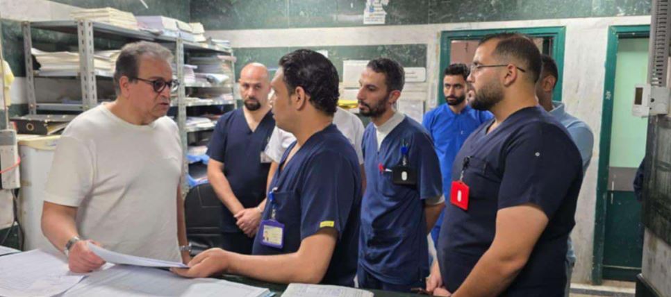 وزير الصحة يتفقد مستشفى البنك الأهلي ويوجه بصرف مكافأة لجميع العاملين والإداريين