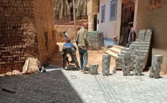 بدء المرحلة الثانية لتغطية أحياء موط القديمة بالإنترلوك للارتقاء بالمظهر الحضاري وخدمة المواطنين