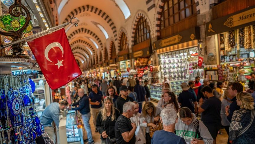 تركيا تفاجئ الأسواق برفع الفائدة 350 نقطة أساس لاحتواء اضطرابات الليرة