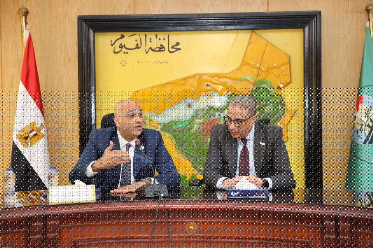 تسليم عقدي تمويل مشروعات متناهية الصغر في الفيوم بـ31.5 مليون جنيه