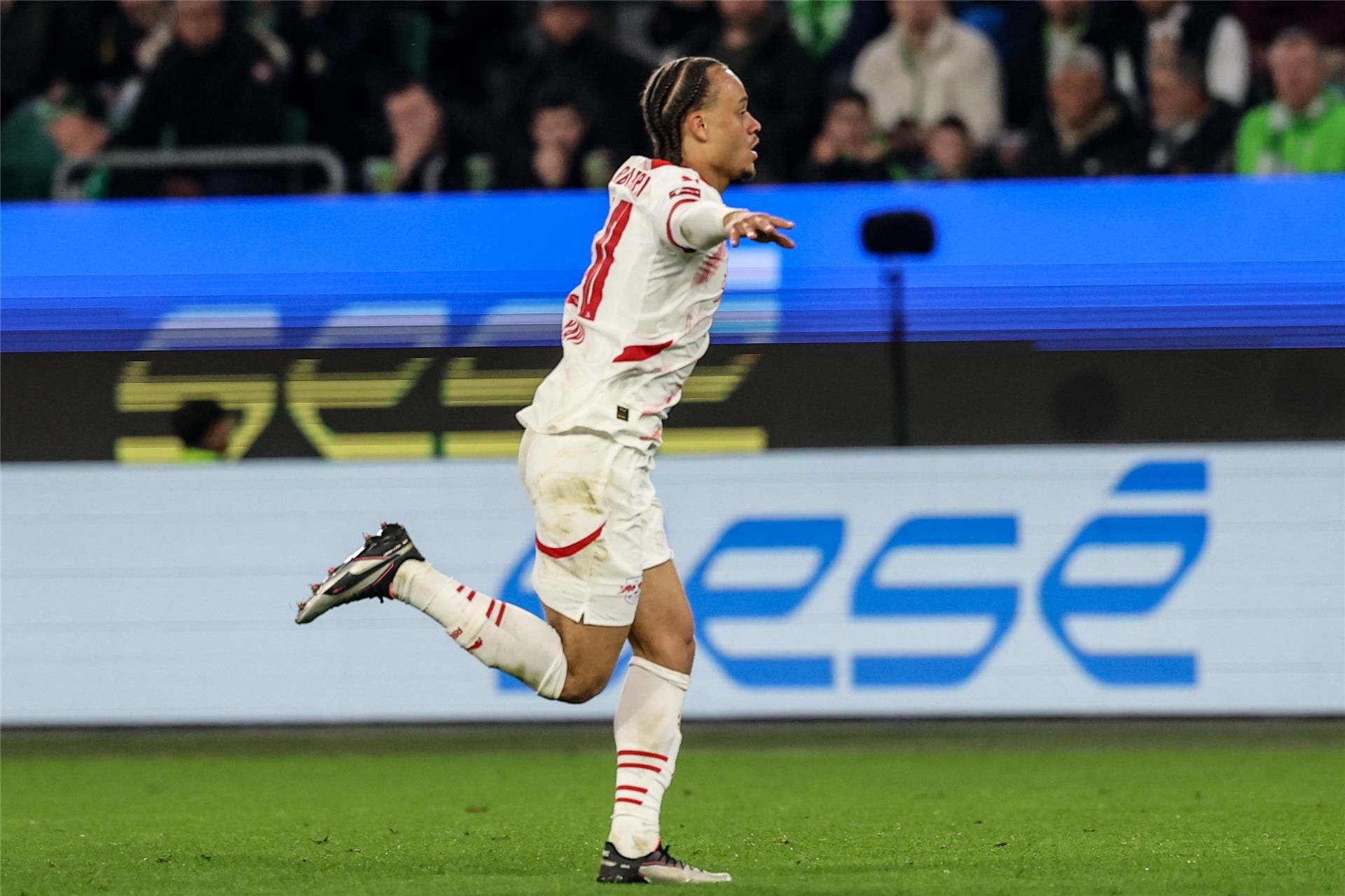 تشافي سيمونز: برشلونة يعرف أحلامي