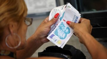 تقلبات عنيفة في أسواق الأرجنتين عقب تحرير سعر الصرف