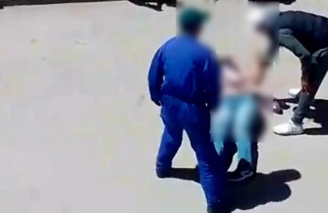جريمة بشعة تهز المغرب.. هذا ما فعله طالب بمعلمته وسط الشارع جريمة بشعة تهز المغرب.. هذا ما فعله طالب بمعلمته وسط الشارع