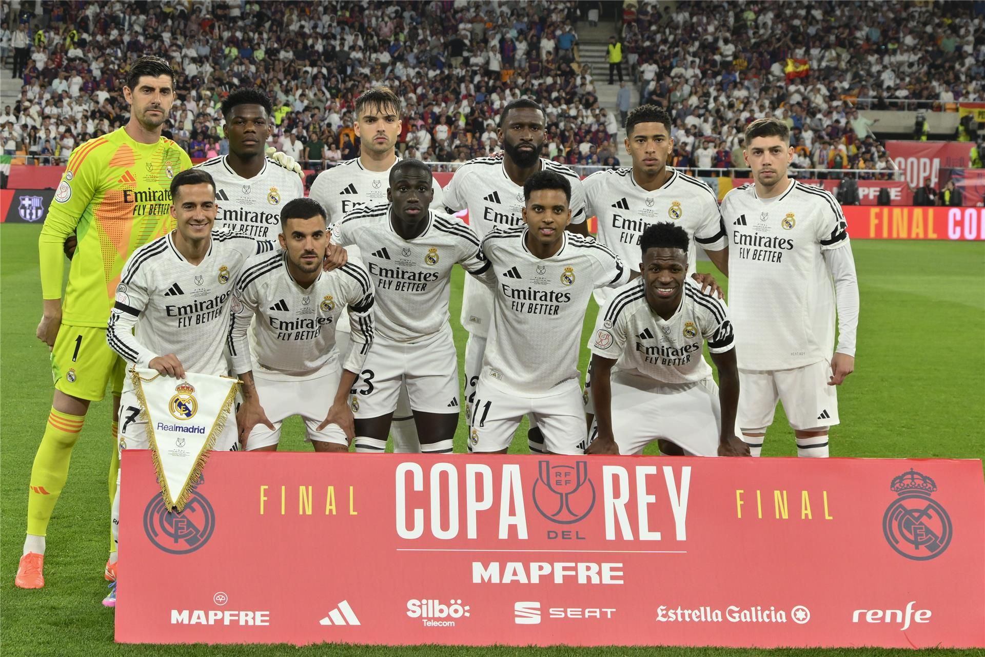 حكم الكلاسيكو يطرد نجم ريال مدريد
