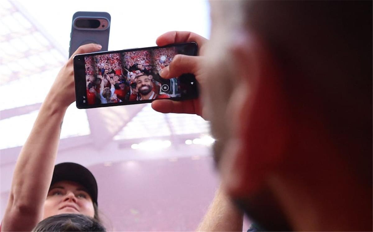 ديلي ميل تكشف السبب الحقيقي وراء احتفال محمد صلاح بـ”السيلفي” مع جماهير ليفربول