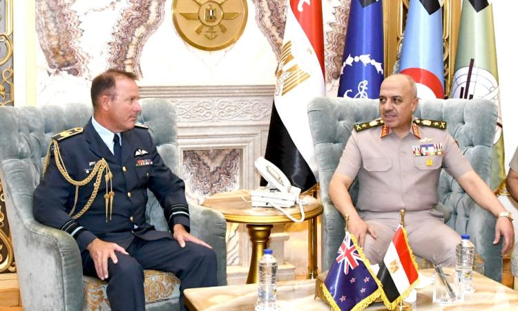 رئيس الاركان يلتقى قائد قوة دفاع نيوزيلندا