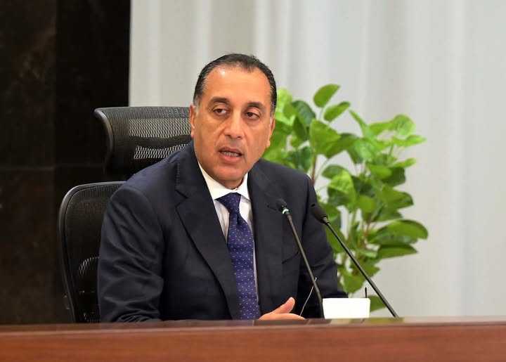 رئيس الوزراء يبدأ جولة تفقدية بعدد من المصانع بالعاشر من رمضان