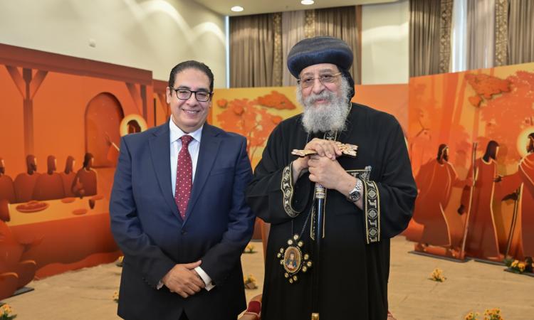 رئيس جامعة القاهرة يزور البابا تواضروس بالكاتدرائية لتهنئته بعيد القيامة
