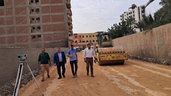 رئيس مدينة دمنهور يتابع أعمال تطوير طريق زاوية غزال