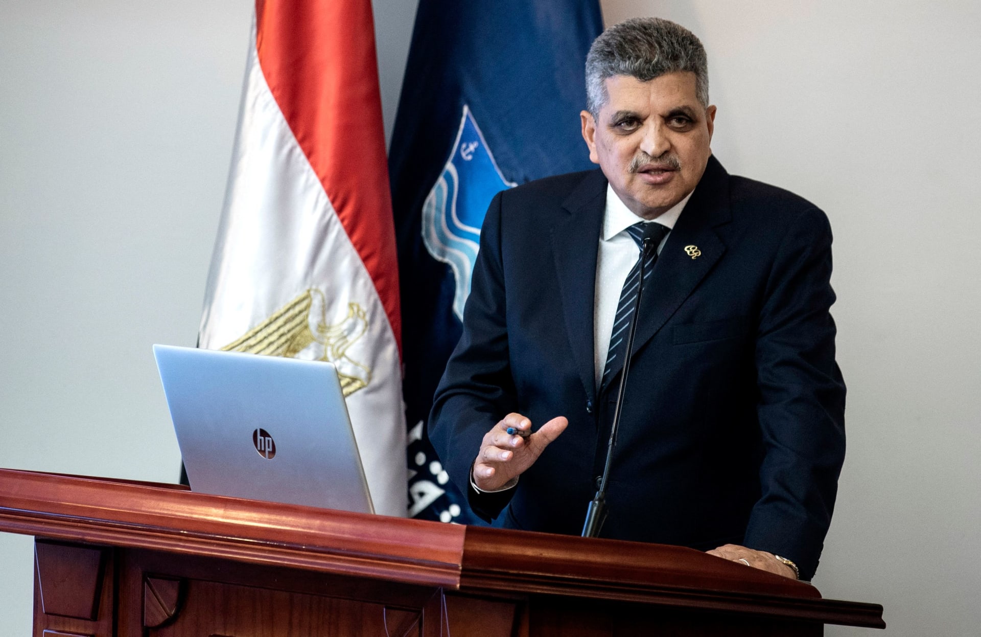 رئيس هيئة قناة السويس يؤكد حدوث تحسن فى مؤشرات الملاحة بالقناة