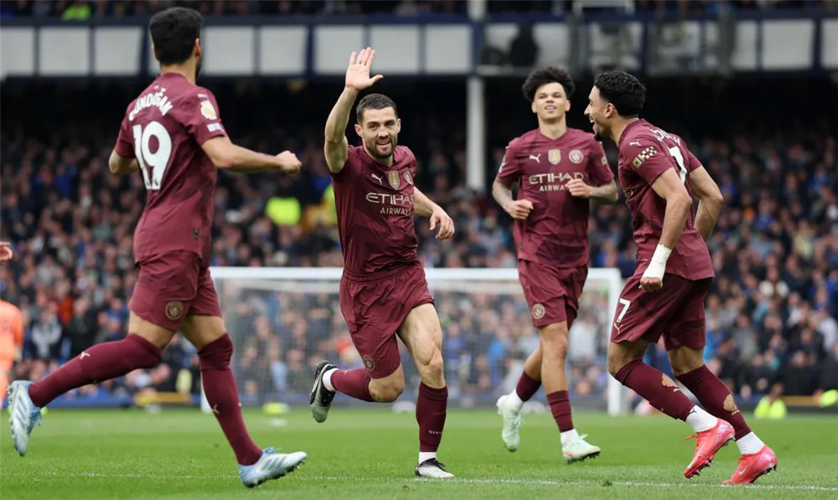 رجل مباراة مانشستر سيتي وإيفرتون في الدوري الإنجليزي رجل مباراة مانشستر سيتي وإيفرتون في الدوري الإنجليزي