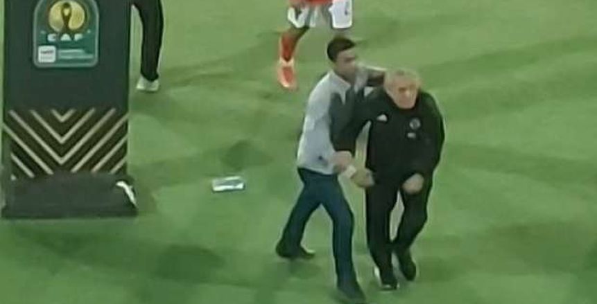 رد فعل كولر بعد هجوم الجماهير ضده وإلقاء زجاجات المياه عليه رد فعل كولر بعد هجوم الجماهير ضده وإلقاء زجاجات المياه عليه