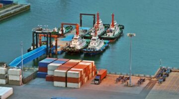 رسوم ترامب تهدد اقتصاد العالم بالركود.. الأسواق تخسر تريليونات والدولار يفقد بريقه