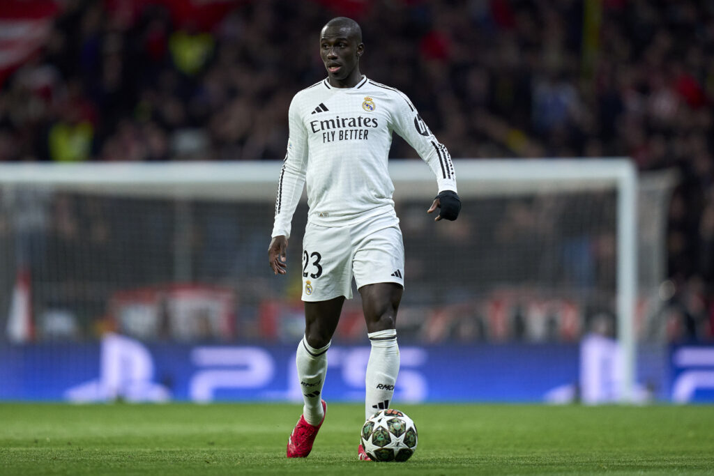 ريال مدريد يعلن تشخيص إصابة ميندي ومدة غياب صادمة