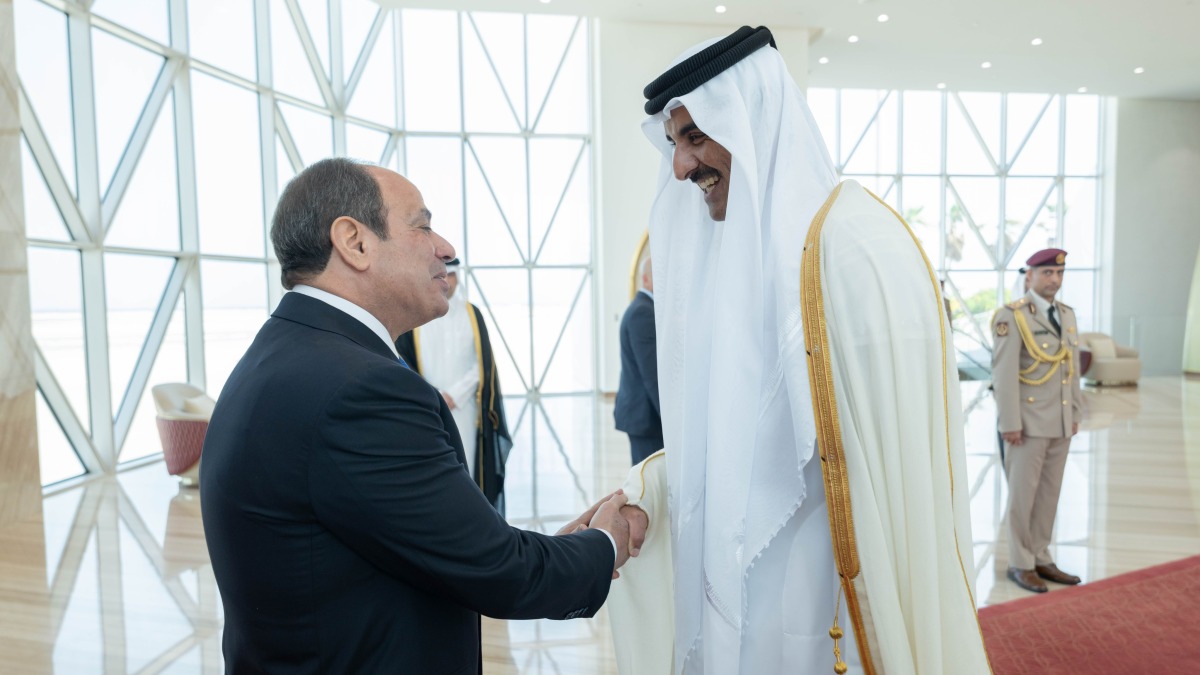 سمو الأمير يتقدم مستقبلي الرئيس المصري سمو الأمير يتقدم مستقبلي الرئيس المصري
