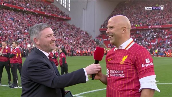 شاهد أرني سلوت يهتف باسم كلوب بعد تتويج ليفربول بلقب الدوري الإنجليزي