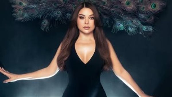 شاهد.. هيفاء وهبي بريش الطاووس في أحدث جلسة تصوير لها