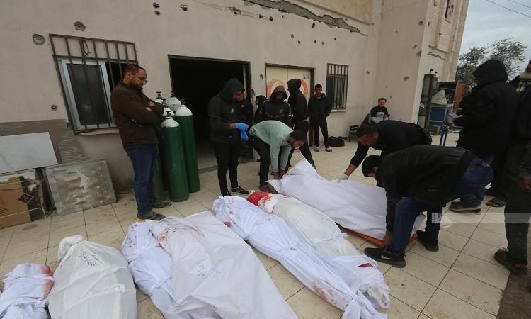 الدفاع المدني يُعلن عن مقتل 44 فلسطينياً نتيجة الغارات الإسرائيلية على غزة. الدفاع المدني يُعلن عن مقتل 44 فلسطينياً نتيجة الغارات الإسرائيلية على غزة.