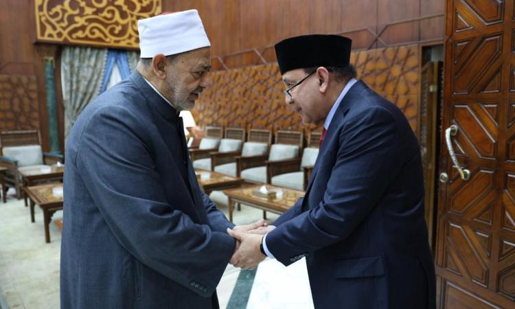 شيخ الأزهر يبحث سبل تعزيز التعاون مع وزير المالية الإندونيسي الأسبق