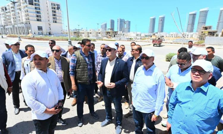 صور.. وزير الإسكان يتفقد كومبوند"مزارين" والممشى السياحي بالعلمين الجديدة