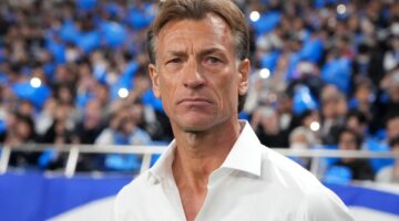 صورة.. رينارد يراقب نجوم ديربي الهلال والشباب
