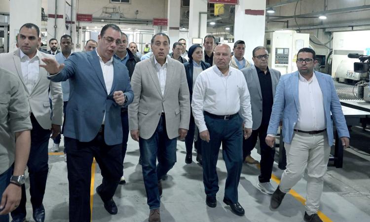 صور..رئيس مجلس الوزراء يتفقد مصانع شركة طيبة للصناعات المتطورة