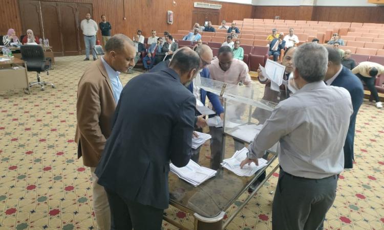 صور.غلق الصناديق وبدء فرز الأصوات بانتخابات غرفة ملاحة السويس والبحر الأحمر