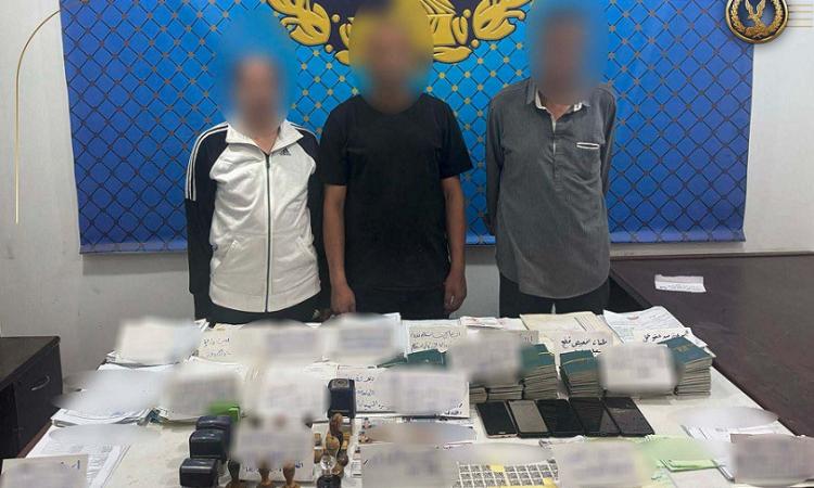 ضبط تشكيل عصابي تخصص في التزوير والنصب على المواطنين والإستيلاء على أموالهم
