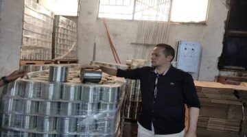 ضبط منتجات غذائية مجهولة المصدر بأحد المخازن بمدينة العبور بالقليوبية