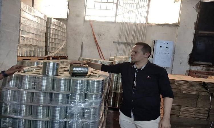 ضبط منتجات غذائية مجهولة المصدر بأحد المخازن بمدينة العبور بالقليوبية