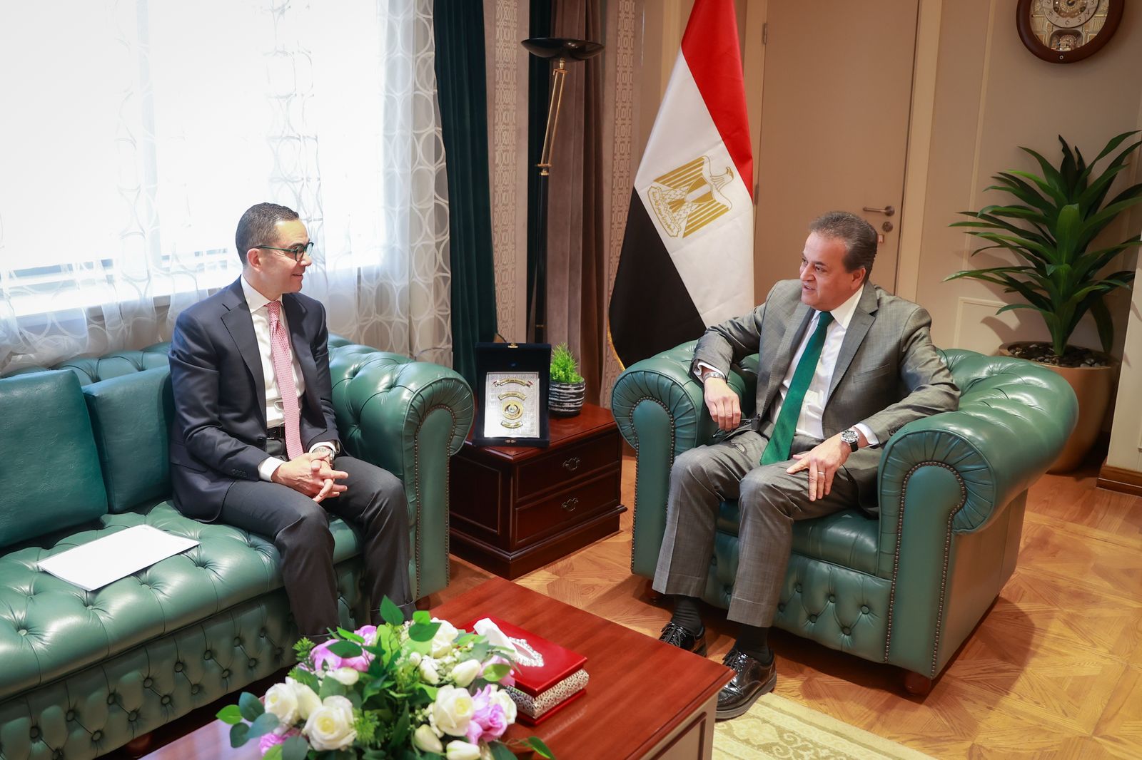 “عبد الغفار” يبحث مع “الخطيب” وضع آليات لتخفيف الأعباء المالية وتشجيع الاستثمار