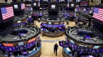 عقود الأسهم الأمريكية تتراجع وسط ترقب نتائج الشركات التوترات التجارية