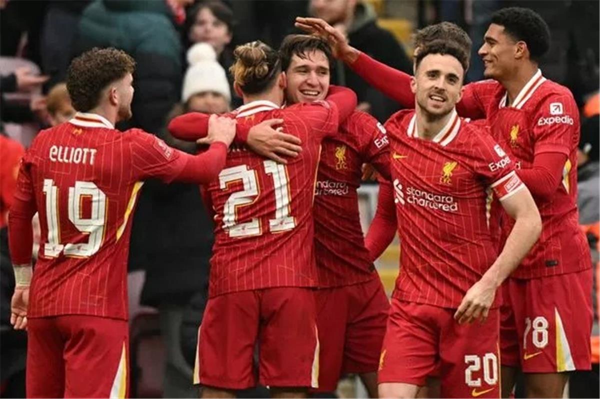 غموض في مستقبل لاعب ليفربول بعد تجديد عقد محمد صلاح