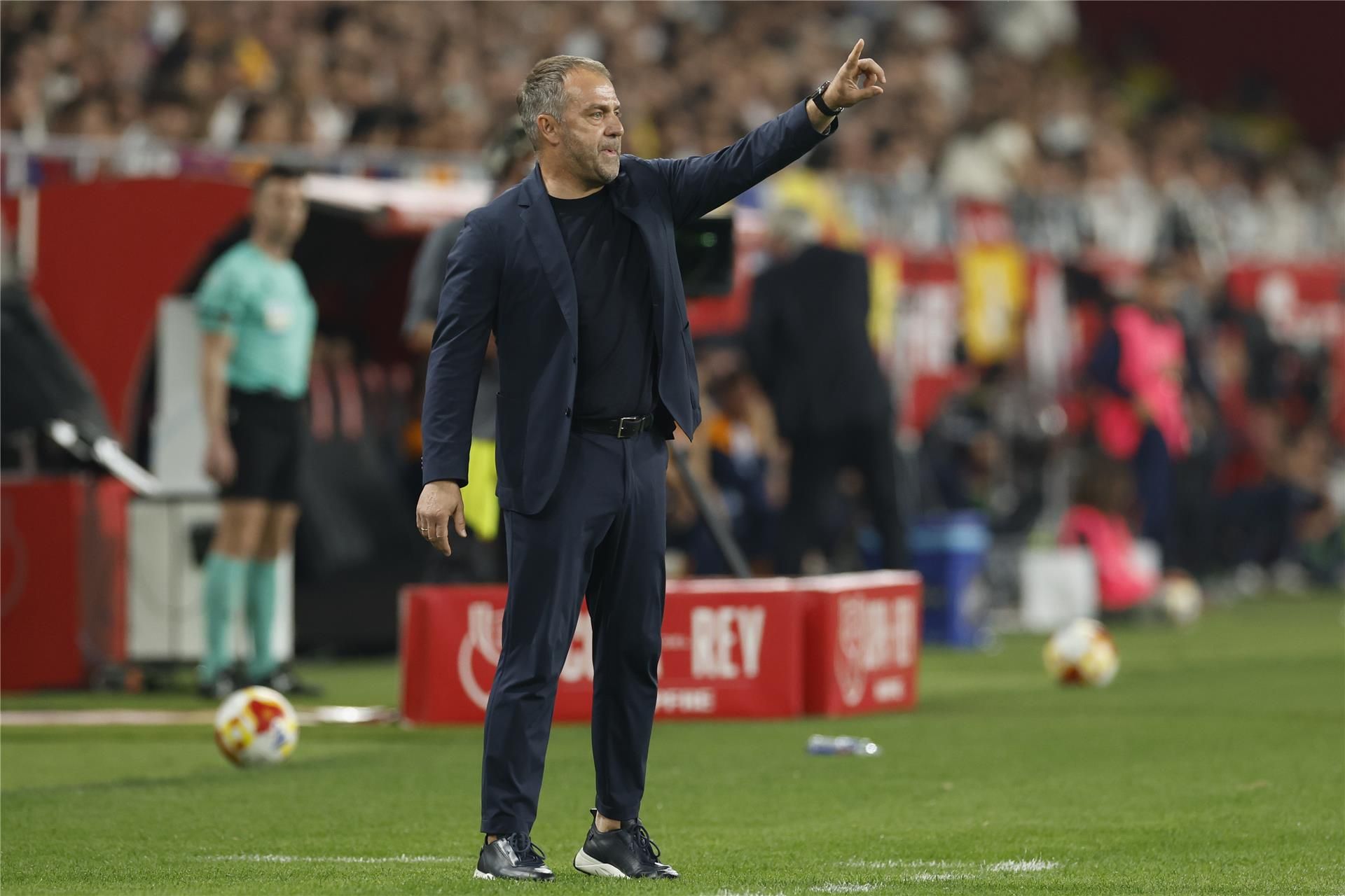 فليك يكيل المديح لثلاثي برشلونة.. ويكشف رد فعل أنشيلوتي