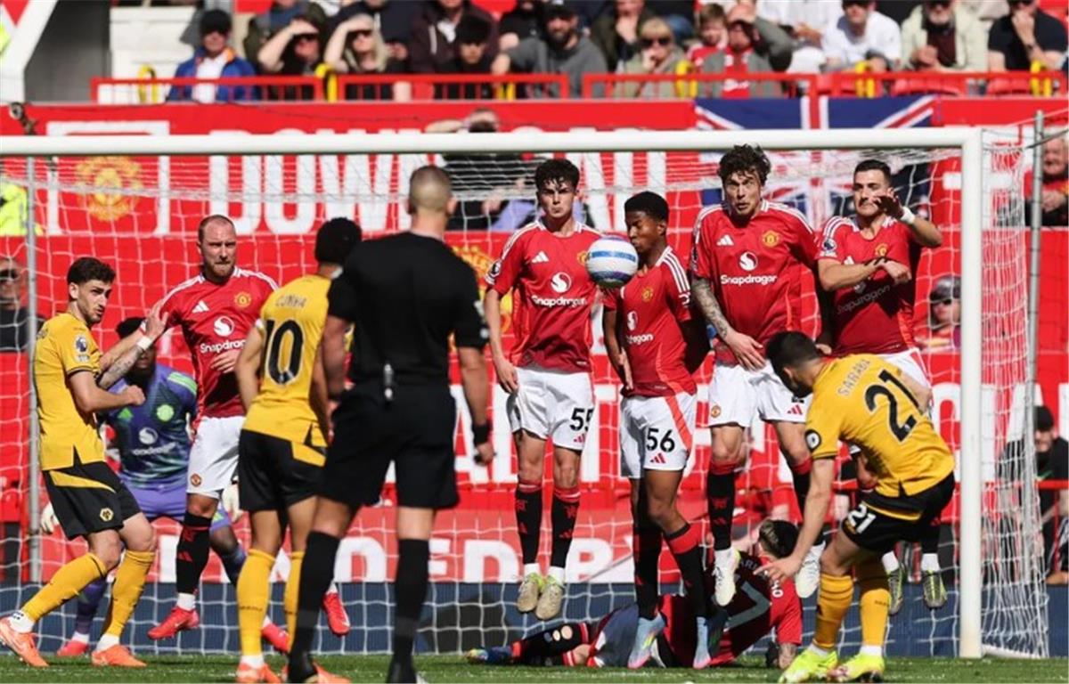 فيديو | مانشستر يونايتد يواصل السقوط “محليًا” أمام ولفرهامبتون في الدوري الإنجليزي فيديو | مانشستر يونايتد يواصل السقوط “محليًا” أمام ولفرهامبتون في الدوري الإنجليزي