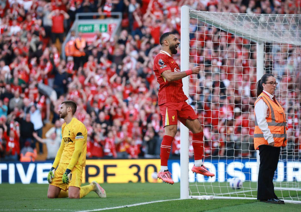 فيديو | محمد صلاح يُسجل هدف ليفربول الرابع أمام توتنهام ويحتفل بـ”سيلفي” لا يُنسى