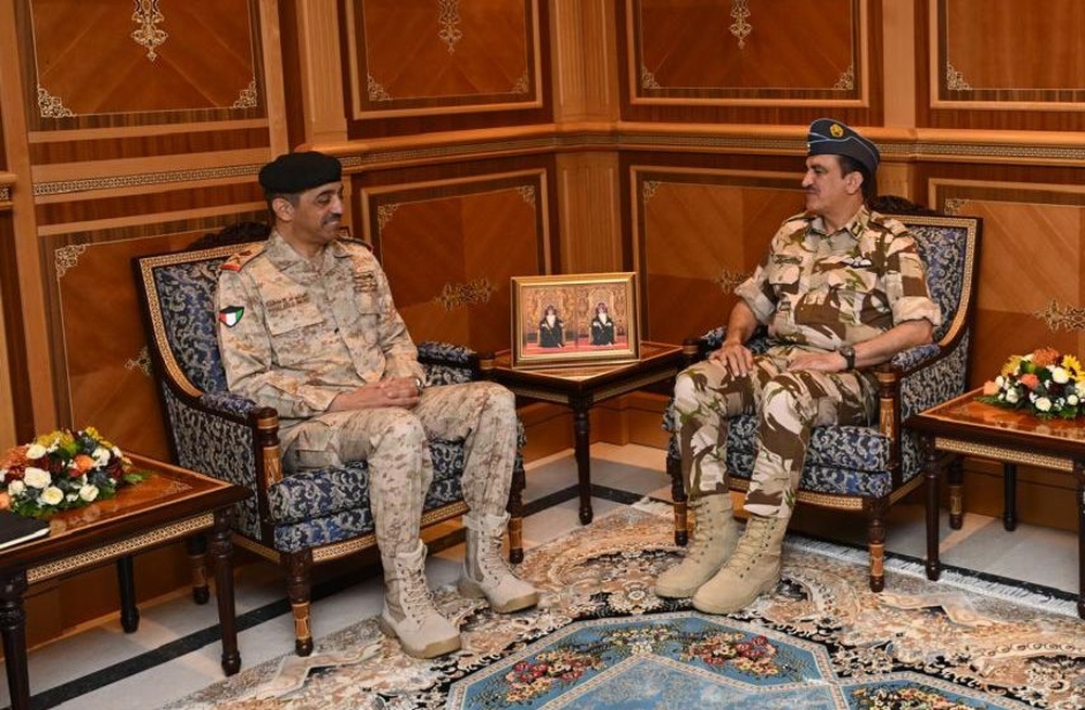 قائد سلاح الجو السلطاني العُماني يستقبل قائد سلاح الدفاع الجوي بدولة الكويت