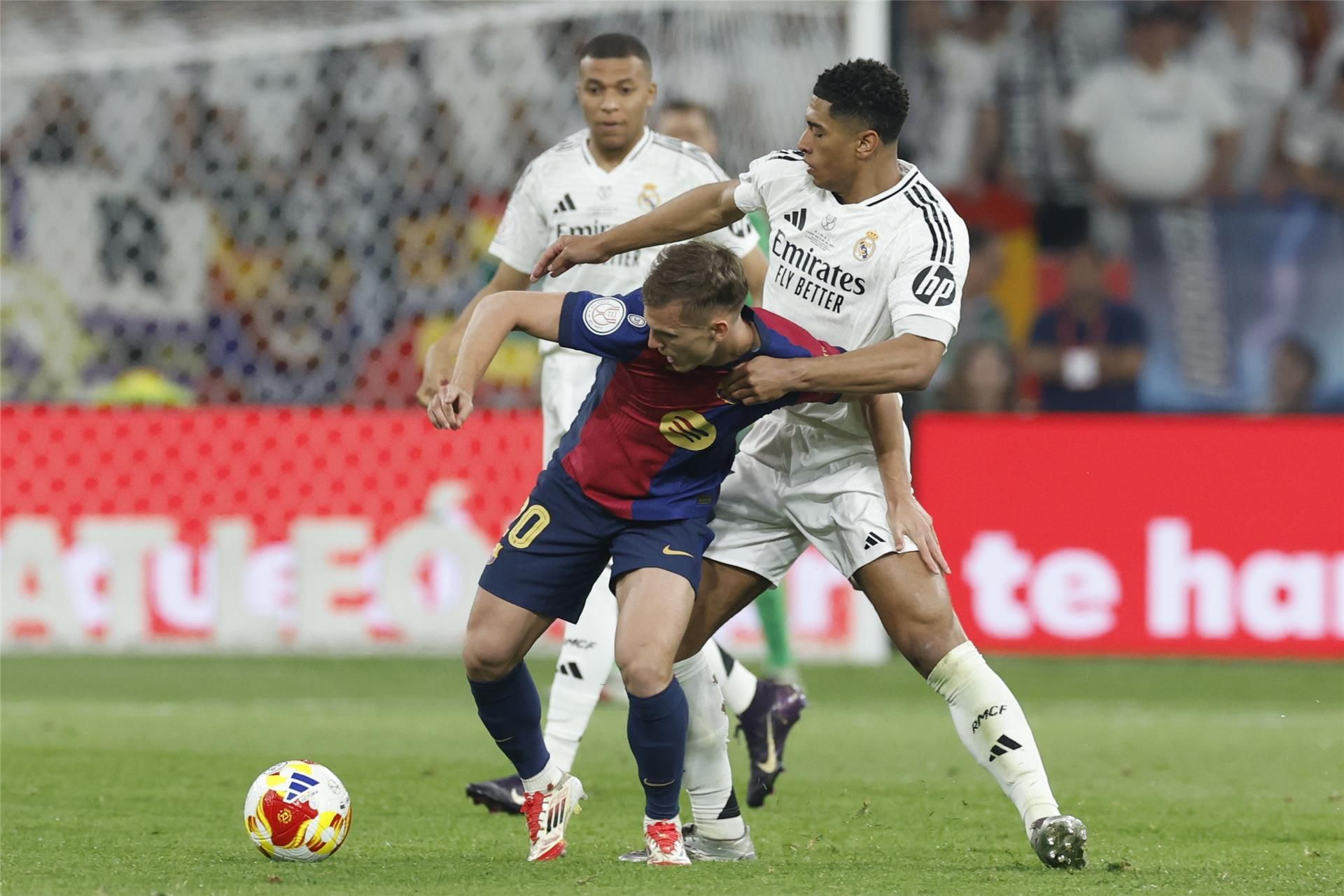 قذف وعدوانية ورفض.. حكم الكلاسيكو يبرر طرد ثلاثي ريال مدريد