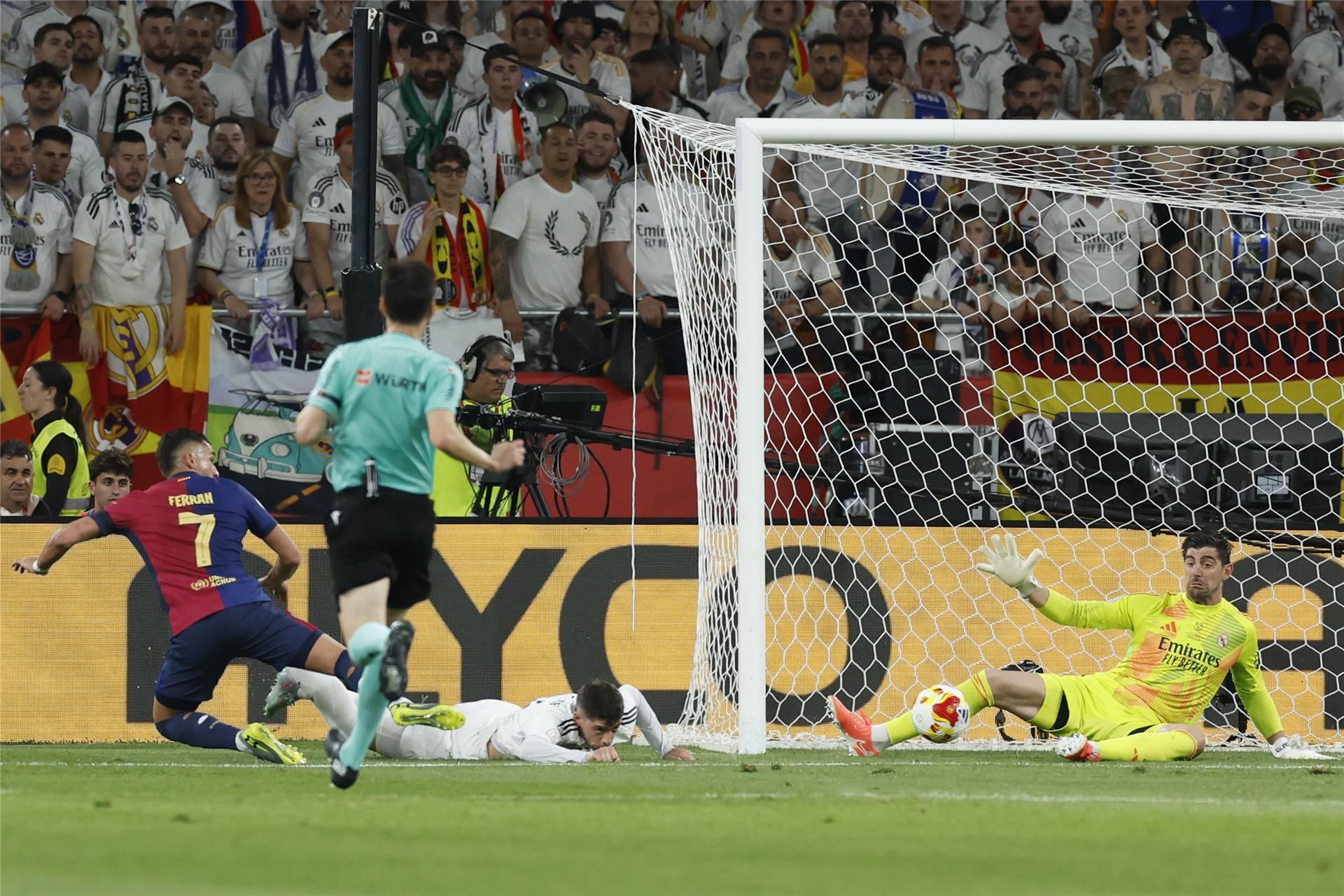 كورتوا يقر بمسؤوليته عن تعادل برشلونة كورتوا يقر بمسؤوليته عن تعادل برشلونة