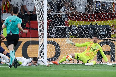 لمسة يد فالفيردي تثير الجدل في الكلاسيكو