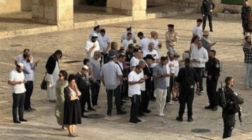 مئات المستوطنين يقتحمون باحات المسجد الأقصى بحماية شرطة الاحتلال