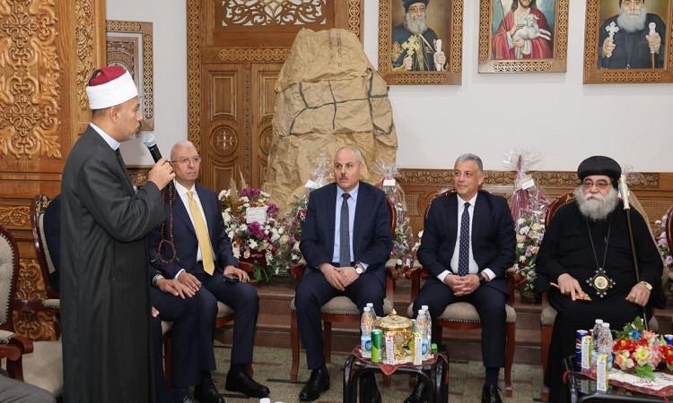 محافظ الإسماعيلية يزور كنائس المحافظة للتهنئة بعيد القيامة المجيد