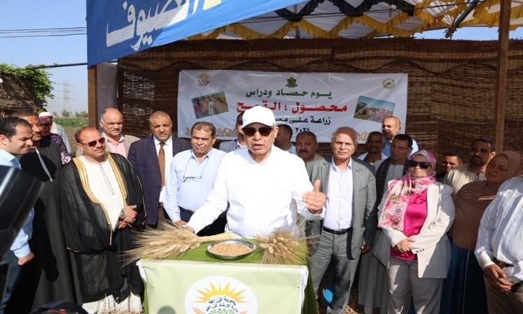 محافظ المنيا يشارك المزارعين حصاد القمح ويؤكد دورهم في تحقيق الأمن الغذائي
