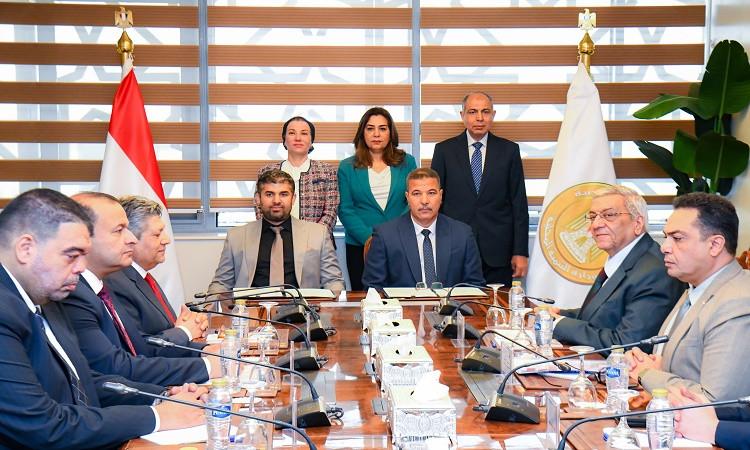 محافظ المنيا يشهد توقيع عقد إدارة وتشغيل مصنع تدوير المخلفات بالعدوة